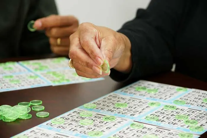 seniors-bingo-hand